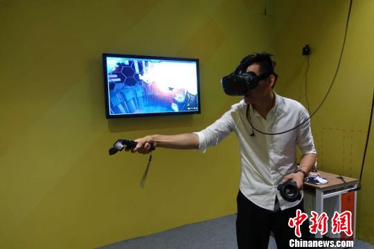 大连首届太空嘉年华启幕 “VR”成展会新时尚(图2)